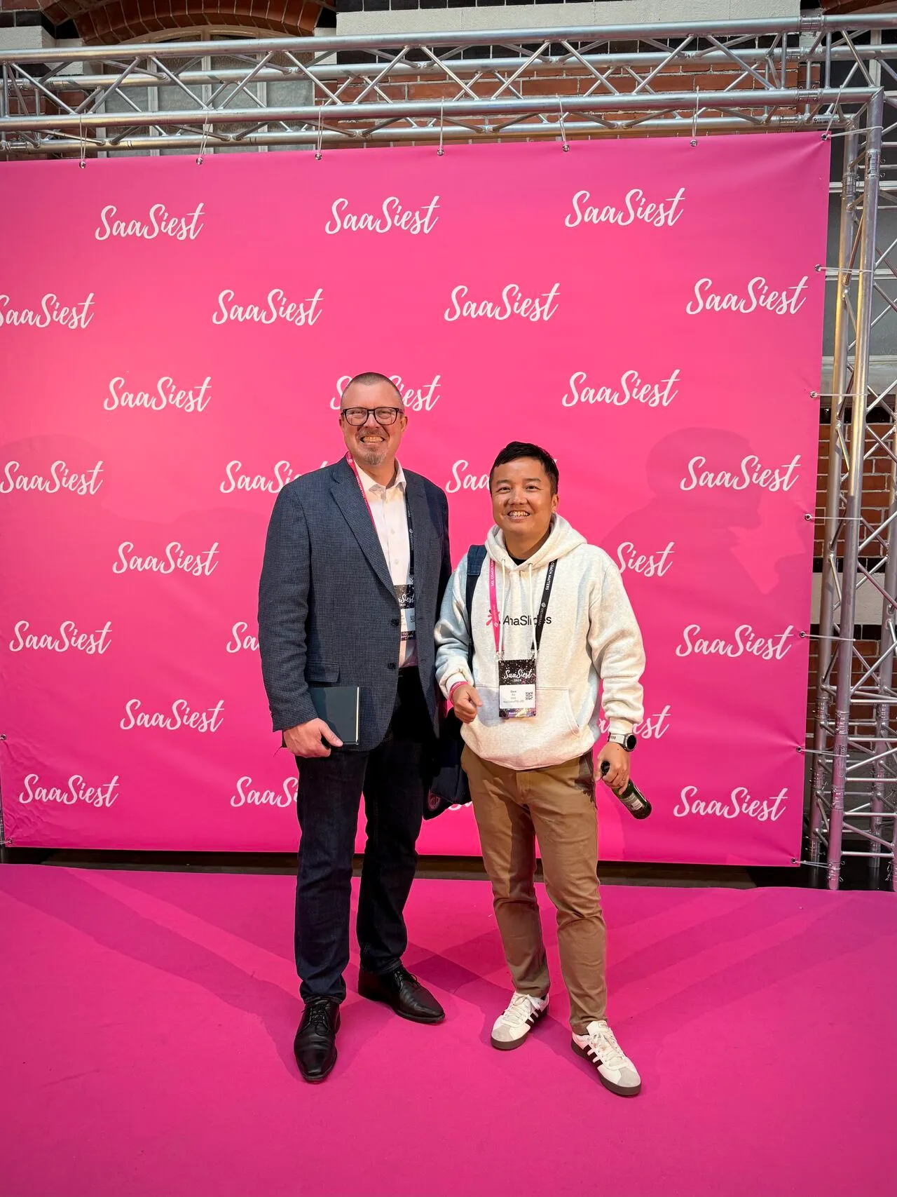 Korporativ ziyofatda sorish